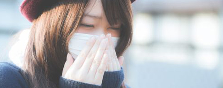 くしゃみをする女性
